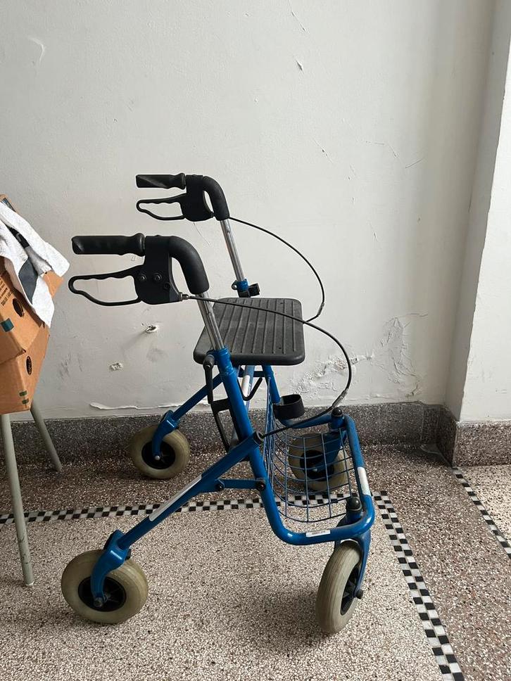Rollator/rollator met 4 wielen met stoel en remmen, Diversen, Rollators, Zo goed als nieuw, Opvouwbaar, Ophalen