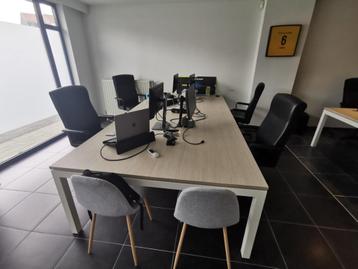 4 tables de bureau avec passe-câbles et œillet