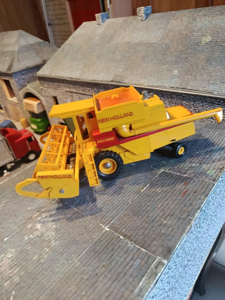New Holland TR85 Britains oogstmachine uit 1982, Hobby en Vrije tijd, Ophalen of Verzenden, Zo goed als nieuw, Tractor of Landbouw