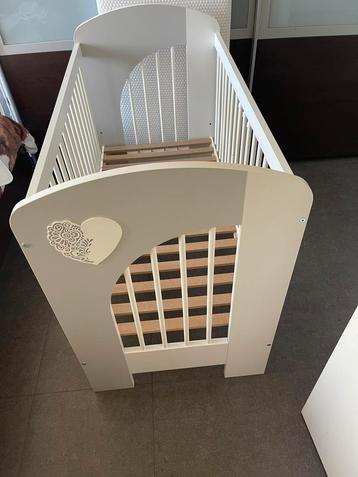 Lit bebe+commode table a langer+matelas et protege aerosleep, Enfants & Bébés, Enlèvement, Utilisé
