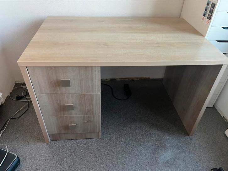 Leuk en ruim houten bureau, Huis en Inrichting, Bureaus, Gebruikt, Bureau, Ophalen