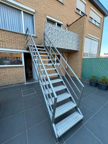 TE KOOP - robuste gegalvaniseerde stalen trap beschikbaar voor biedingen