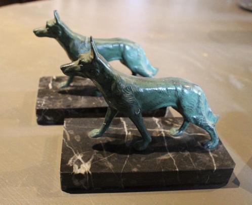 Statues Art déco  2 loups sur socle de marbre, Antiquités & Art, Art | Sculptures & Bois, Enlèvement ou Envoi