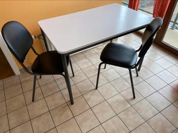 Table de cuisine et deux chaises 