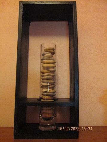 Vase cylindrique et cailloux dans support noir beschikbaar voor biedingen