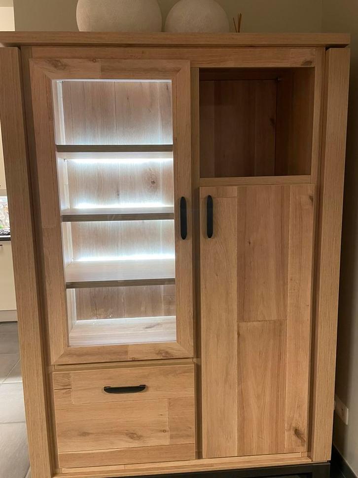 Vitrinekast - oude eik kleur met ingebouwde verlichting, Huis en Inrichting, Kasten | Vitrinekasten, Zo goed als nieuw, 150 tot 200 cm