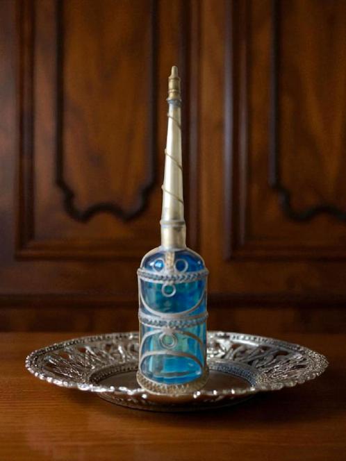 Flacon Oriental en Verre Bleu et Métal Ouvragé, Antiek en Kunst, Antiek | Overige Antiek, Ophalen of Verzenden