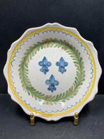 Antiek Aardewerk Bord – Handbeschilderd – Fleur-de-Lis, Ophalen