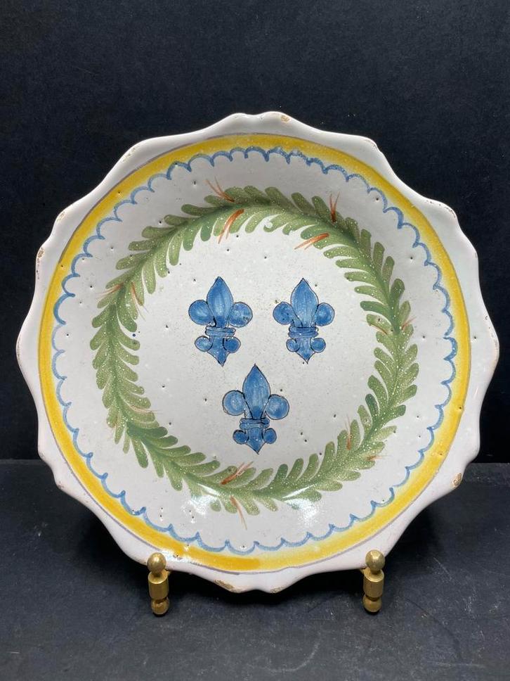 Antiek Aardewerk Bord – Handbeschilderd – Fleur-de-Lis, Antiek en Kunst, Antiek | Porselein, Ophalen