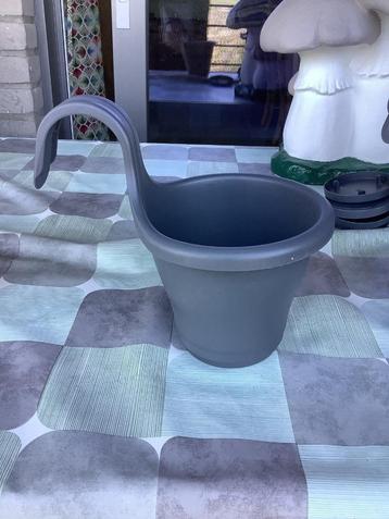 POTS DE FLEURS RONDS à SUSPENDRE POUR BALUSTRADE. beschikbaar voor biedingen