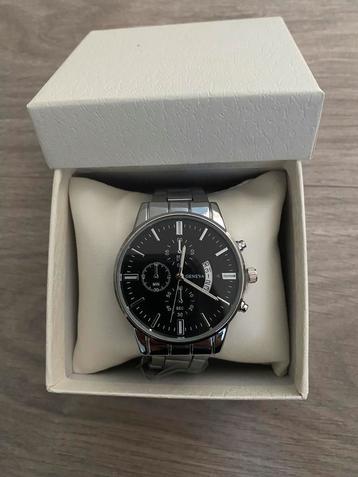 Horloge zwart beschikbaar voor biedingen