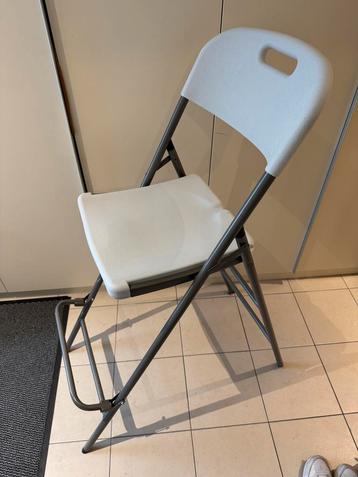 Plooistoel hoog wit/grijs beschikbaar voor biedingen