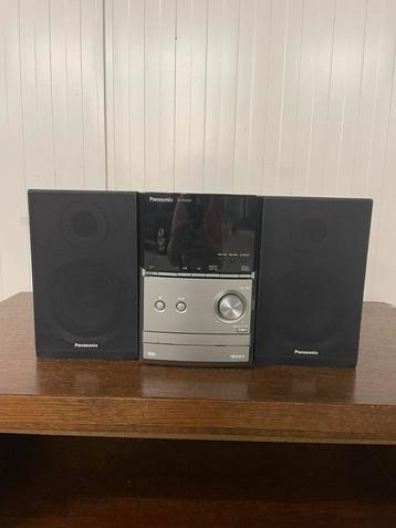Mini radio met 2 boxen beschikbaar voor biedingen