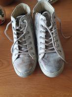 Jolie paire de baskets montantes. P 37, Ophalen