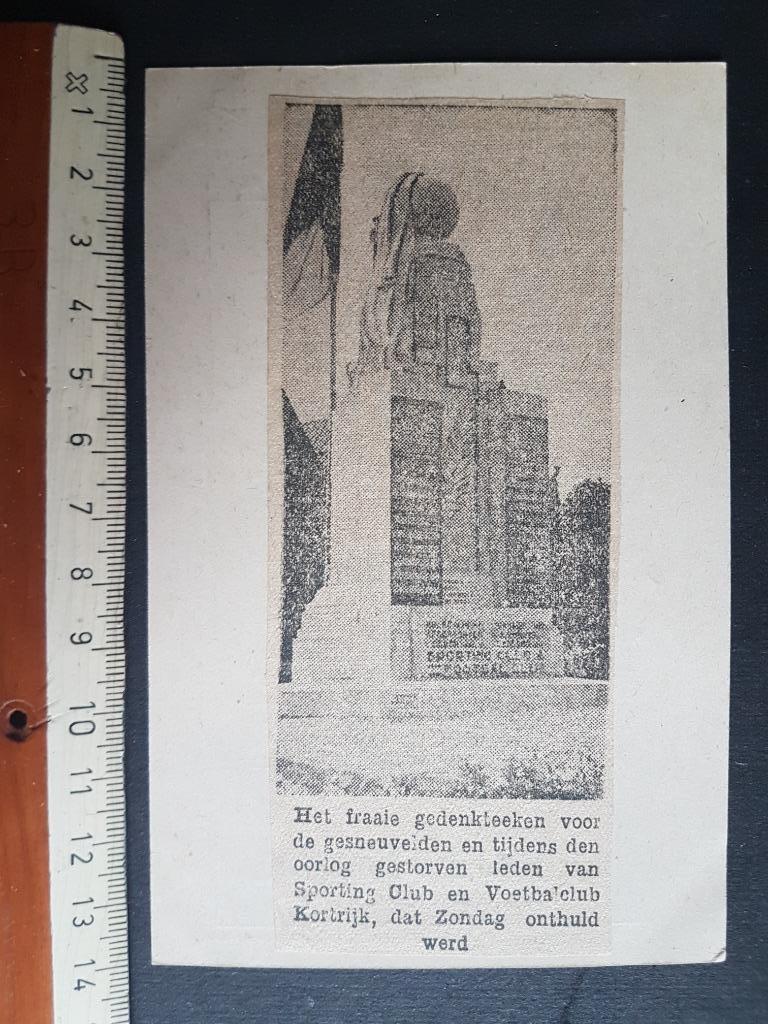 Knipsel op postkaart: Kortrijk Voetbalclub Oorlogsmonument, Verzenden, Landmacht, Foto of Poster