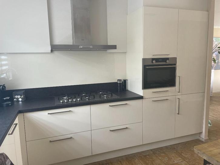 Moderne Witte Magnolia Hoogglans Hoekkeuken GEDEMONTEERD, Huis en Inrichting, Keuken | Complete keukens, Zo goed als nieuw, Hoekkeuken