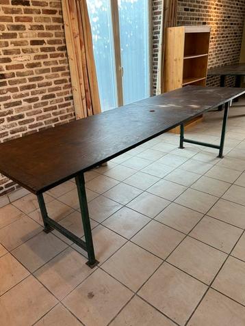 Grote lange tafel ideaal voor (rommel)markt beschikbaar voor biedingen