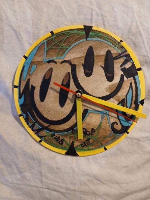 Zelf ontworpen en handvervaardigde wandklok "rave clock", Antiek en Kunst, Kunst | Designobjecten, Ophalen of Verzenden
