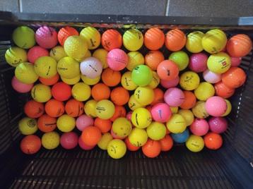 100 golfballen (gekleurd) beschikbaar voor biedingen