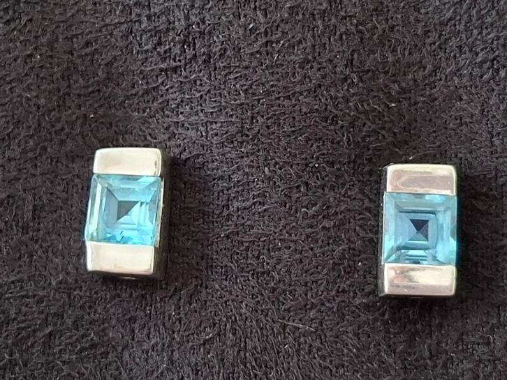 Zilveren oorbellen met blauwe steen, Handtassen en Accessoires, Oorbellen, Gebruikt, Knopjes of Stekers, Zilver, Zilver, Verzenden