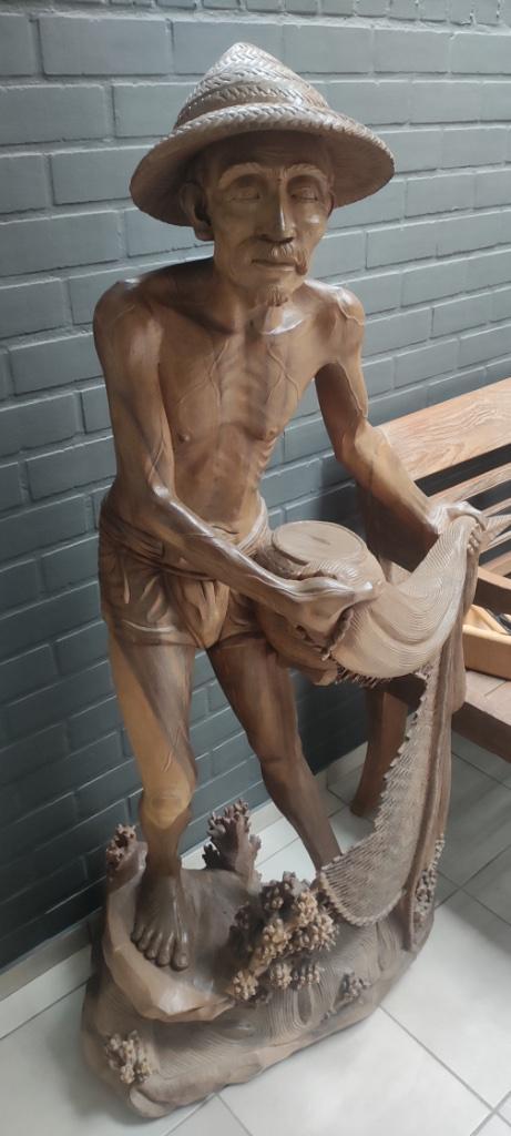 Kunstwerk ; levensecht gebeeldhouwde visser, tropisch hout, Antiek en Kunst, Kunst | Beelden en Houtsnijwerken, Ophalen