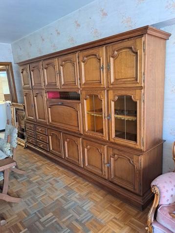 Groot massief houten eetkamerdressoir  beschikbaar voor biedingen