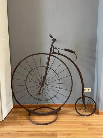 Hoge bi / Antieke fiets beschikbaar voor biedingen