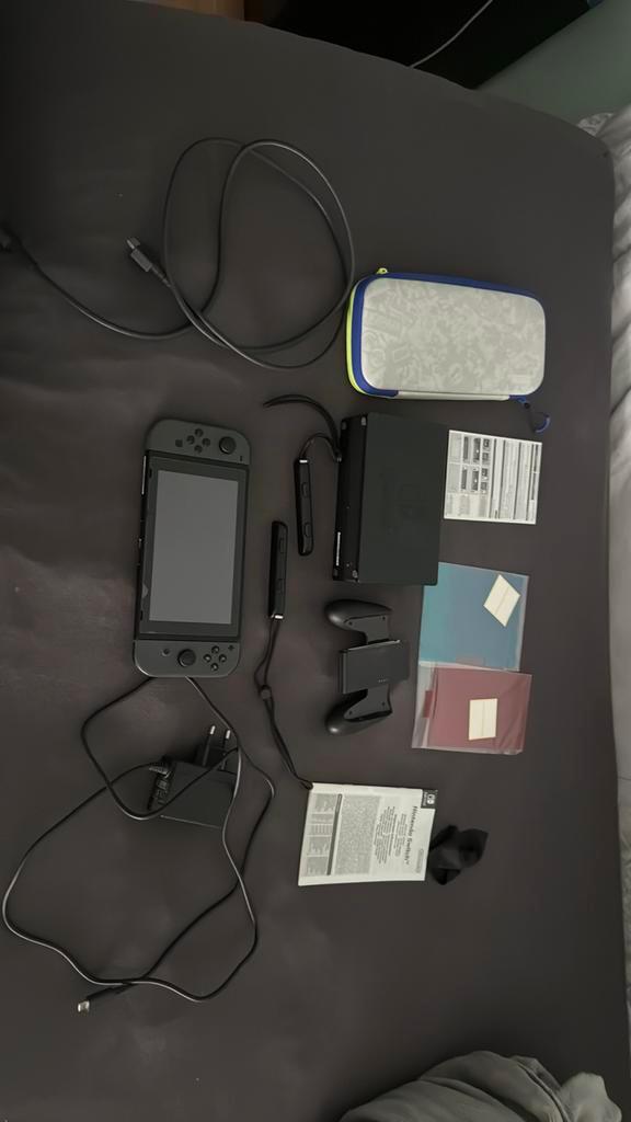 Nitendo Switch (Alles inbegrepen + hoesje)(+pokemon scarlet), Games en Spelcomputers, Games | Nintendo Switch, Zo goed als nieuw