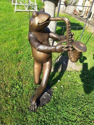 Sculpture en bronze faisant fontaine, la grenouille au saxo