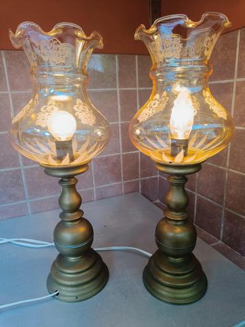 Twee antieke koperen lampen met glazen kap  beschikbaar voor biedingen