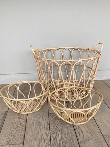 1 grote mand rotan + 2 kleindere in metaal boho stijl beschikbaar voor biedingen