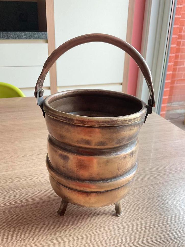 Kleine bronzen driepoot ketel met handvat, Antiek en Kunst, Antiek | Brons en Koper, Brons, Ophalen of Verzenden