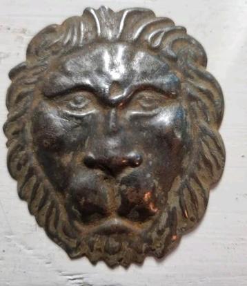 Embleem op de voorkant: leeuwenkophelm, Belgische legerhelm beschikbaar voor biedingen