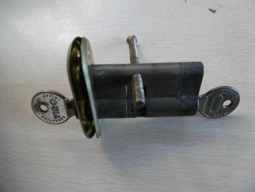 koperen slot met 2 sleutels  merk viro, met de plaatjes, Antiek en Kunst, Curiosa en Brocante, Ophalen of Verzenden