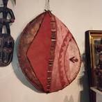 Masai schild in buffelleder, Ophalen