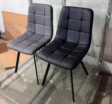 Chaises en similicuir pied en fer disponible aux enchères