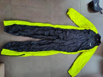 Regenoverall en overhandschoenen  beschikbaar voor biedingen
