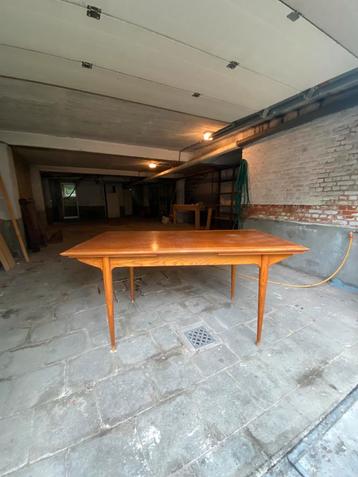 Vintage eettafel beschikbaar voor biedingen