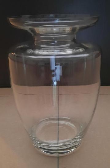 vaas glas beschikbaar voor biedingen