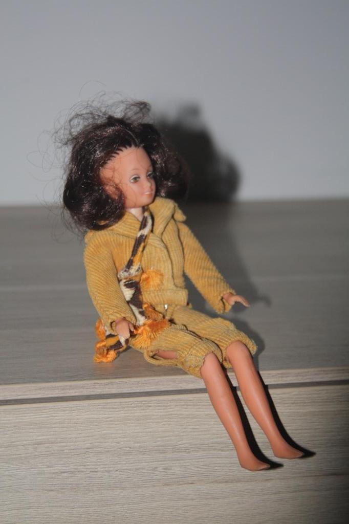 Oude pop , Hasbro , met originele kledij , bewegende delen, Verzamelen, Poppen, Gebruikt, Overige typen, Ophalen of Verzenden