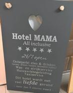 Bord Hotel Mama, Huis en Inrichting, Woonaccessoires | Tekstborden en Spreuken, Ophalen of Verzenden, Zo goed als nieuw