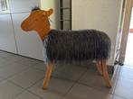 HOUTEN SCHAAP MET GRIJZE VACHT, Ophalen