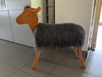 HOUTEN SCHAAP MET GRIJZE VACHT beschikbaar voor biedingen