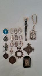 Lot d'anciennes médailles religieuses, Enlèvement