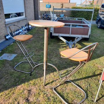 Barstoelen en tafel . Spotprijs : 50 euro .  beschikbaar voor biedingen