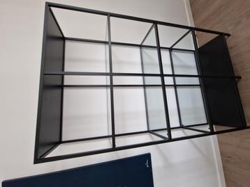 Zwarte metalen kast met glas – moderne look, als nieuw! beschikbaar voor biedingen