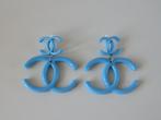 Oorbellen met Chanel logo., Handtassen en Accessoires, Oorbellen, Overige materialen, Overige kleuren, Ophalen of Verzenden, Zo goed als nieuw