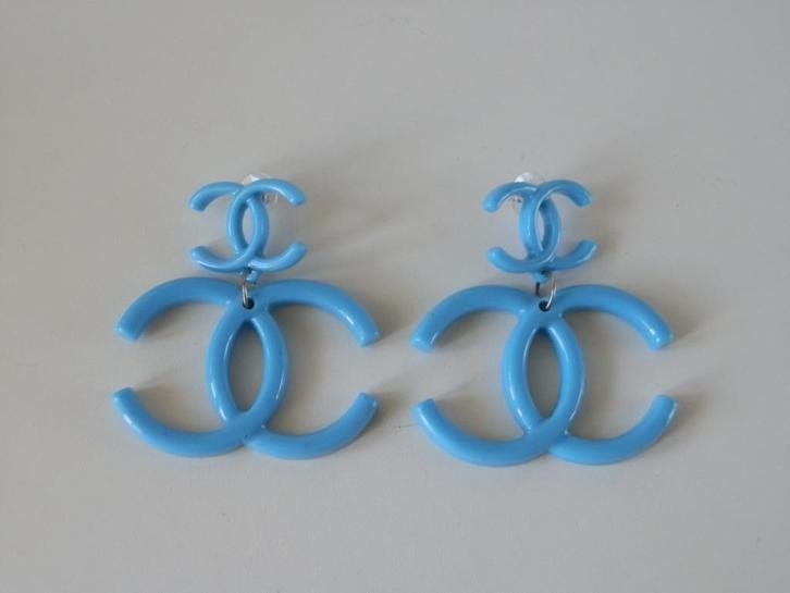 Oorbellen met Chanel logo., Bijoux, Sacs & Beauté, Boucles d'oreilles, Comme neuf, Puces ou Clous, Autres matériaux, Autres couleurs