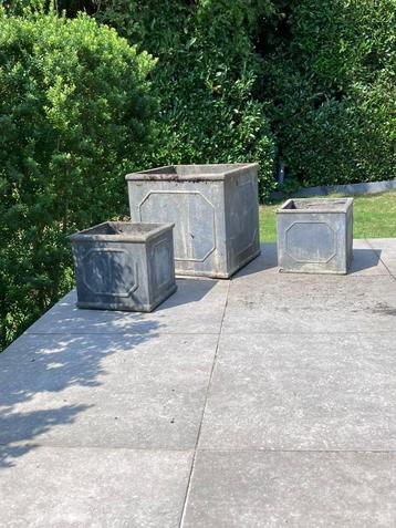 Stenen decoratieve bloempotten  beschikbaar voor biedingen