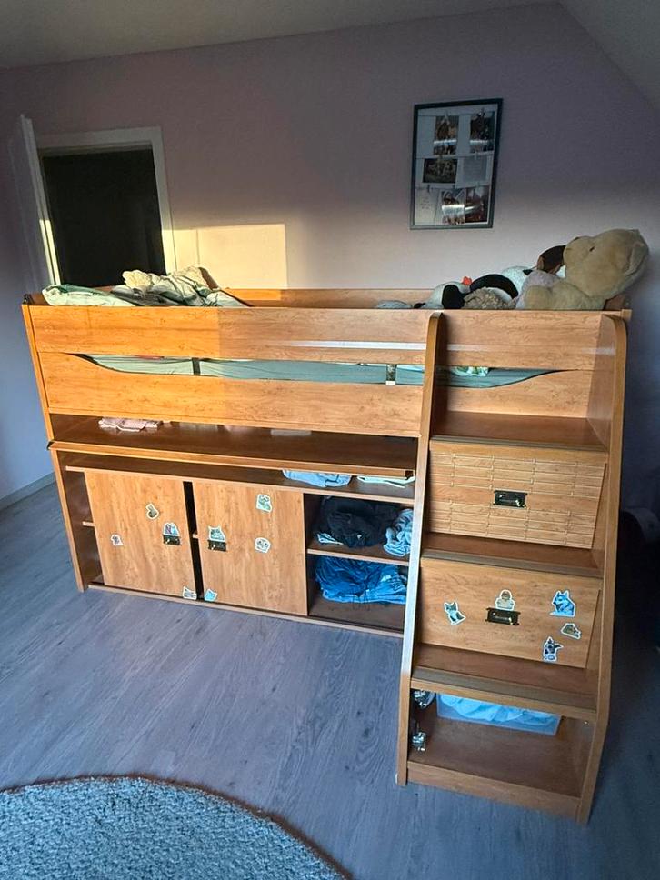 Massief houten jeugdbed met ingebouwde kasten en schuiven., Huis en Inrichting, Slaapkamer | Complete slaapkamers, Zo goed als nieuw